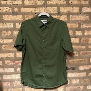 Men’s Mountain Khakis short sleeve button down; green; small